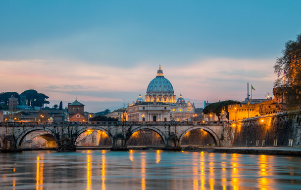 Pyhän Pietarin katedraali Tiber-joen yllä
 - Valokuva, kuva