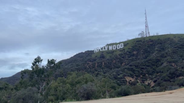 Hollywood znamení ve slavném a turistickém městě Los Angeles, toto LA město v Kalifornii patří do Spojených států amerických a je velmi dobře známý ve světě. - Záběry, video