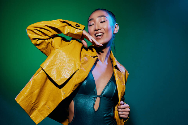Mulher luz néon amarelo disco vogue lábios colorido bonito posando moderno estúdio roxo corpo moda beleza arte asiático verde - Foto, Imagem