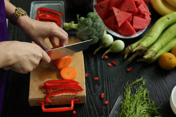 Close-up van de hand te houden voedsel, koken met de handen - Foto, afbeelding