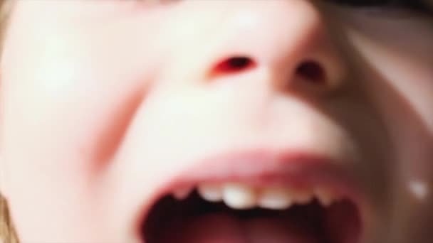 Маленька біла дівчинка посміхається і дивиться на камеру. Відкрий рот. Стоматолог. Щасливе життя концепції. Високоякісні 4k кадри - Кадри, відео