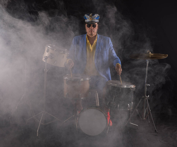 baterista masculino toca bateria em um fundo preto - Foto, Imagem