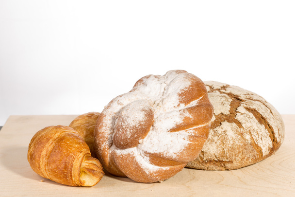 Gebackenes Brot auf Holztisch - Foto, Bild