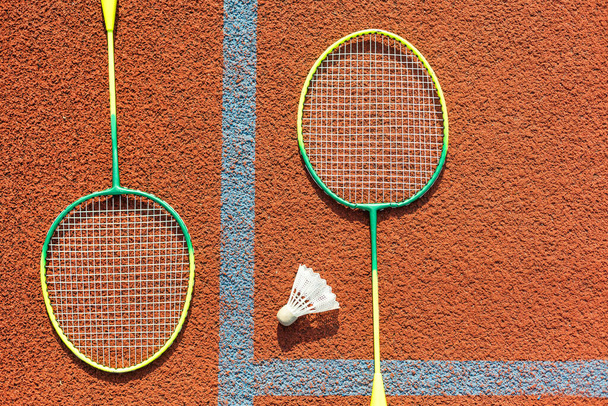 Badminton raketleri ve sahada tüylü pipi. Yüksek kalite fotoğraf - Fotoğraf, Görsel