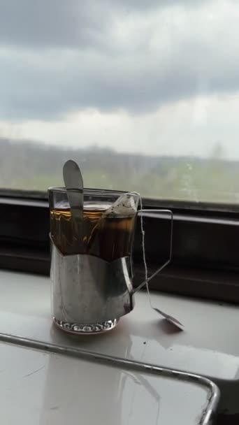forró tea bögre az asztalon vonatút közben - Felvétel, videó