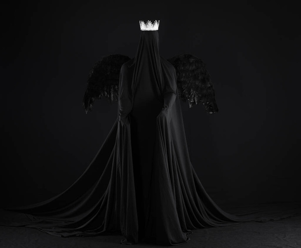 Demoni enkeli musta siivet musta tausta - Valokuva, kuva