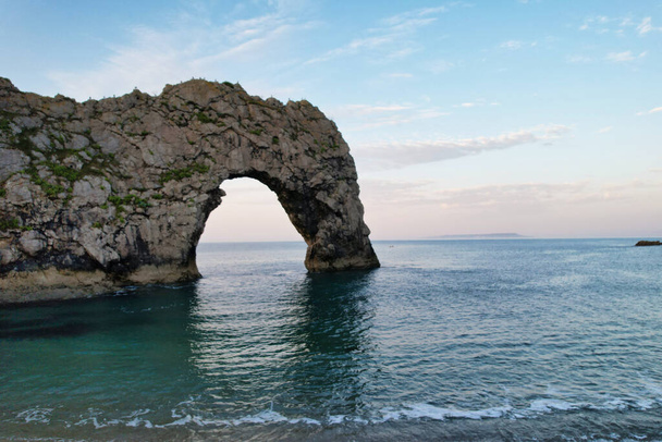 Самый популярный вид на британский ландшафт и морской вид на пляж Дардл-Дoor в Англии Великобритания, Великобритания. Снято камерой Дрона 9 сентября 2023 года. - Фото, изображение