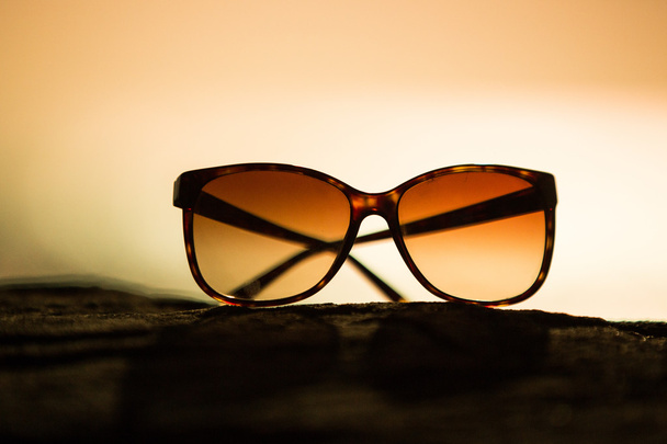 sluneční brýle při západu slunce - Fotografie, Obrázek