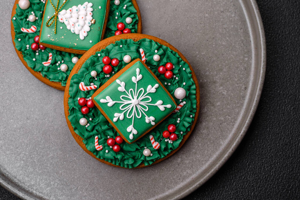 Bellissimo pan di zenzero natalizio festivo realizzato a mano con elementi decorativi su uno sfondo di cemento scuro - Foto, immagini