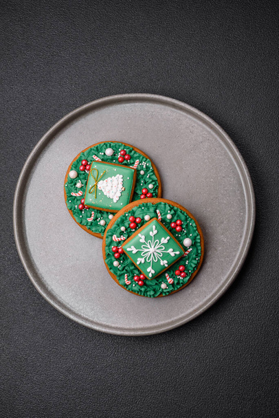Schöne weihnachtliche Lebkuchen von Hand mit Dekorationselementen auf dunklem Betongrund - Foto, Bild
