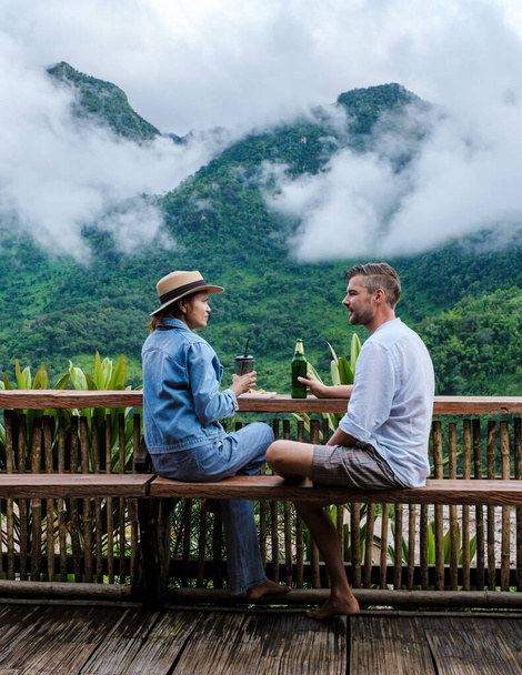 Doi Luang Chiang Dao horské kopce v Chiang Mai, Thajsko.couple na výlet v horách kempování během období dešťů s mlhou a mlhou - Fotografie, Obrázek
