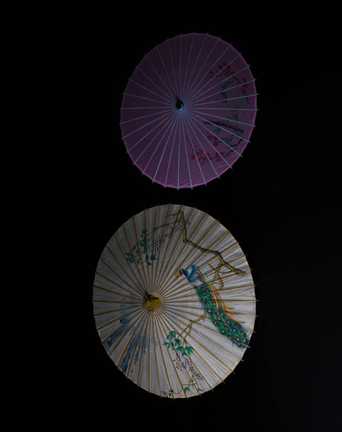 parapluie en papier chinois sur fond noir - Photo, image