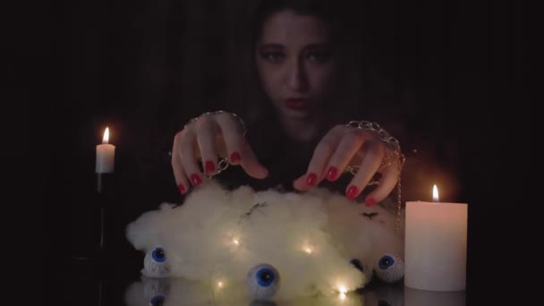Una joven bruja realiza un ritual de brujería. Concepto de fiesta del Día de Todos los Santos. Imágenes de alta calidad 4k - Imágenes, Vídeo