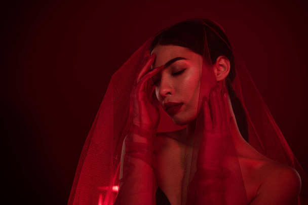 Φωτογραφία από πανέμορφο ασιατική κυρία femme fatale επαφή πρόσωπο παθιασμένη νύφη ώμους από απομονωμένο σκούρο κόκκινο χρώμα φόντο. - Φωτογραφία, εικόνα