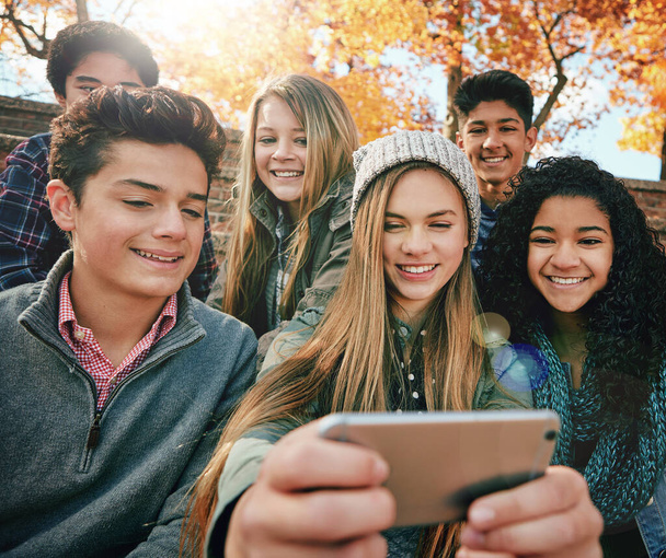 Selfie, les garçons ou les filles amis dans le parc pour les médias sociaux, poste en ligne ou photo de profil en automne ou la nature. Sourire, liberté ou heureux gen z étudiants prenant des photos en vacances amusantes pour se détendre. - Photo, image