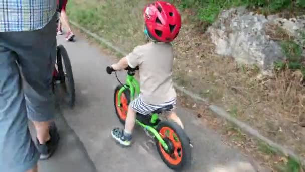 Um garotinho andando de bicicleta em um capacete - Filmagem, Vídeo