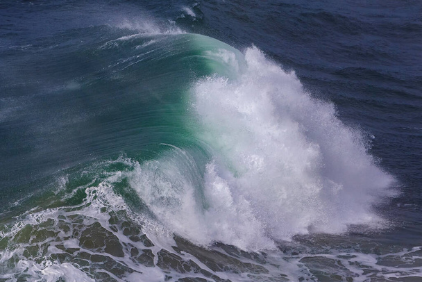 Хвилі шторму в Назаре на узбережжі Атлантичного океану Португалії - Фото, зображення
