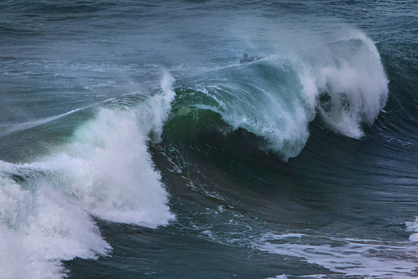 ポルトガルの大西洋沿岸のナザレの嵐波 - 写真・画像