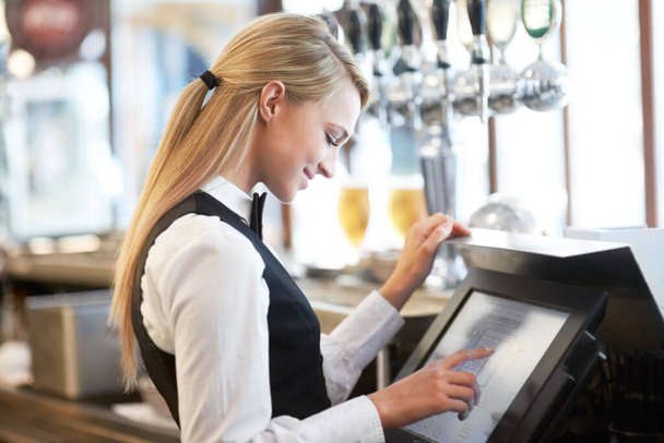 Кассир, бариста и молодая официантка в кафе проверяют квитанцию об оплате. Гостеприимство, сервис и женщина-дворецкий из Канады готовят на кассе бар в кафе или ресторане - Фото, изображение