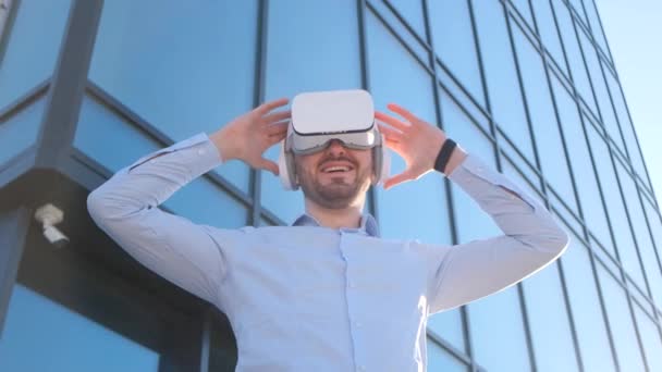 Liikemies yllään virtuaalitodellisuus lasit työskennellessään toimistossa, nauttia vapaa-aikaa virtuaalitodellisuudessa, hän pelaa 3D-pelejä. Hidastus - Materiaali, video
