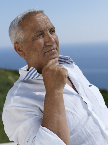 starší muž sedí venku - Fotografie, Obrázek