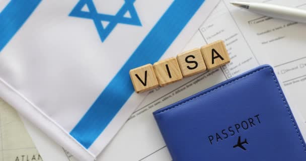 Прапор Ізраїлю з паспортною концепцією для туристичної візи та громадянства. Посвідка на проживання в країні - Кадри, відео