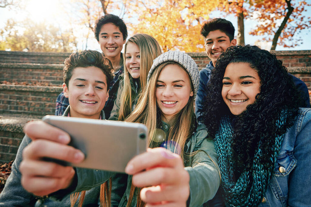 Selfie, Jugend oder Freunde im Park für soziale Medien, Online-Post oder Profilbild im Herbst oder in der Natur. Lächeln, Teenie-Gruppe von Jungen oder glückliche Gen z Mädchen für lustige Urlaubsfotos zusammen. - Foto, Bild