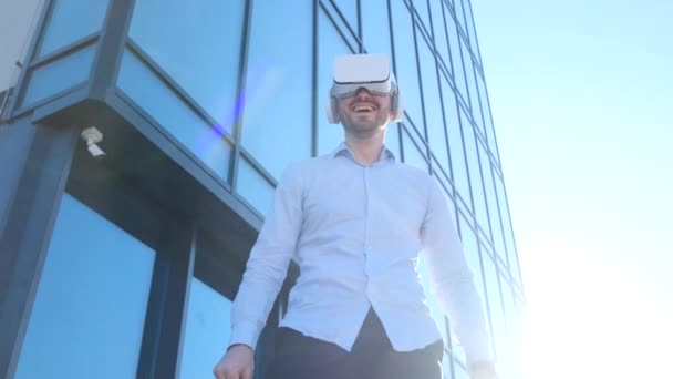 A menedzser pihen, virtuális valóság szemüveget használ, élvezi szabadidejét a virtuális valóságban. Modern technológia - Felvétel, videó