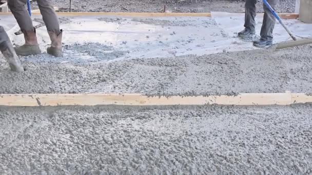 Миксер грузовик заливки мокрого цемента готовый смешанный бетон рядом с домом, который заливки бетона для подъездной дорожки - Кадры, видео