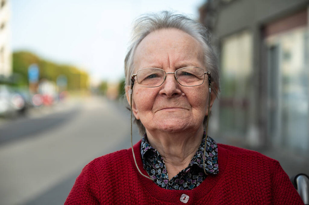 Headshot of an 85 yo white pensionner woman, Tienen, Flandres, Bélgica - Foto, Imagem