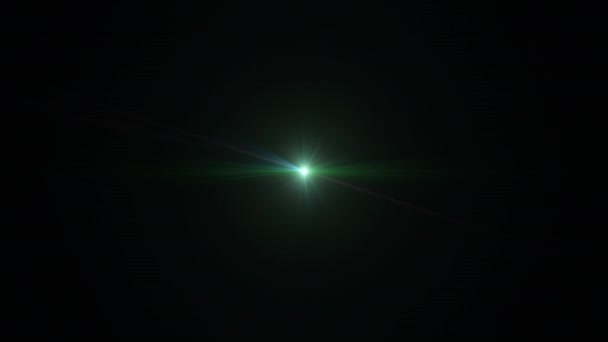 Center gloeien groene ster stralen lichten optische lens flares glans burst animatie kunst op zwart abstracte achtergrond. - Video