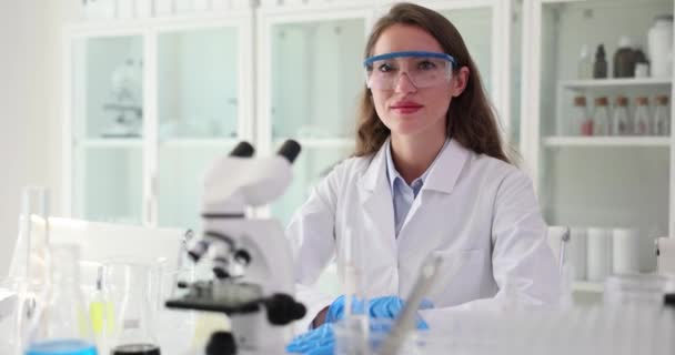 Médico biólogo químico com óculos em laboratório. Realização de experimentos científicos de laboratório químico médico - Filmagem, Vídeo