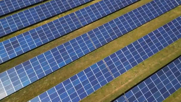 Vergrößern Sie das Luftbild in die Sonnenkollektoren eines Solarkraftwerks im ländlichen Raum Deutschlands - Filmmaterial, Video