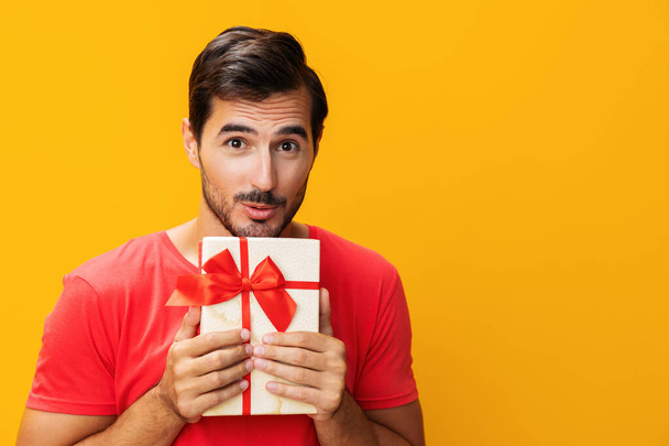 Geburtstag mann geben modell überraschung verkauf raum halten urlaub geschenk box weihnachten glücklich box valentine geschenk studio kerl geschenk party feier männlich feiern kopie - Foto, Bild