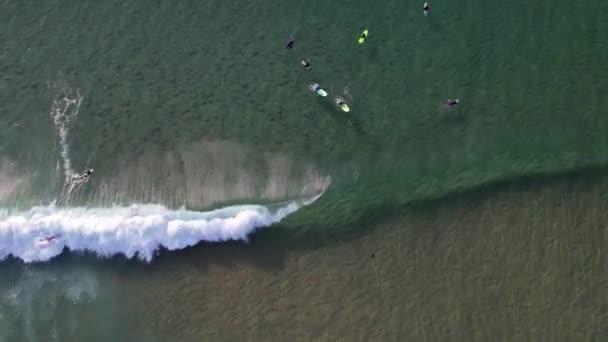 Große Wellen rollen von oben. 4k Drohnenblick von oben auf türkisblauen Ozean, brechende Wellen, weißgetüncht, aufgenommen in Abano Beach, Guincho, Portugal - Filmmaterial, Video