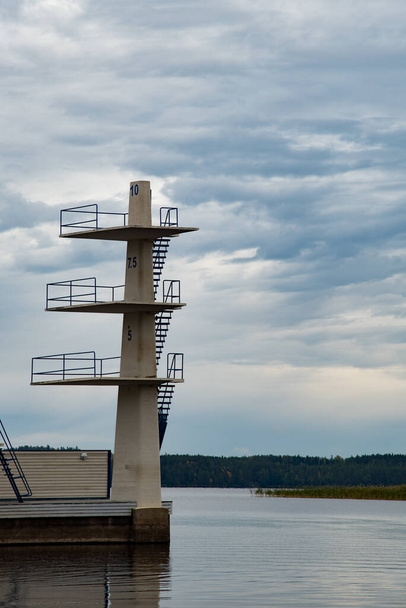 Búvárkodás fórumon merülés a tóban. Felhős ég másolja a helyet a szövegnek. Kuopio Finnország - Fotó, kép