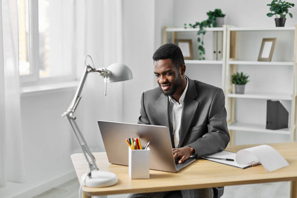 man etäisyys sisätiloissa yrittäjä web amerikkalainen musta liikemies tietokone afrikkalainen online-teknologia työpöytä kannettava toimisto chat opiskelija pöytä freelancer koulutus työntekijä - Valokuva, kuva