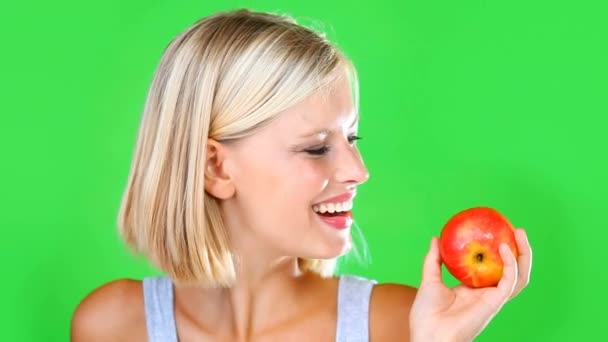 Yüz, mutlu kadın ve elma yeşil ekranda sağlıklı beslenme, arınma veya diyet için stüdyo arka planında kilo vermek. Portre, meyve ve kahkaha organik sağlık için, vegan yardımlar veya C vitamini için. - Video, Çekim