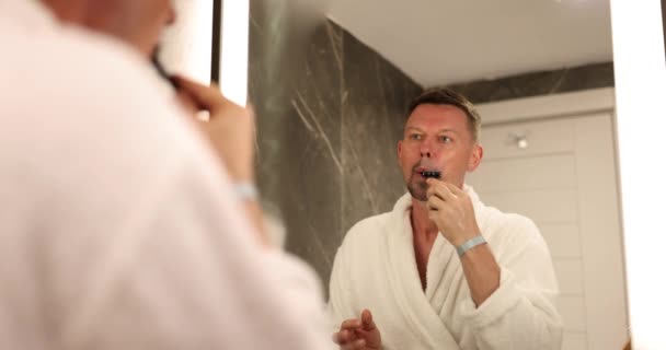 El hombre se afeita con cuchilla y cepillo de afeitar. Hombres afeitado y barba - Metraje, vídeo