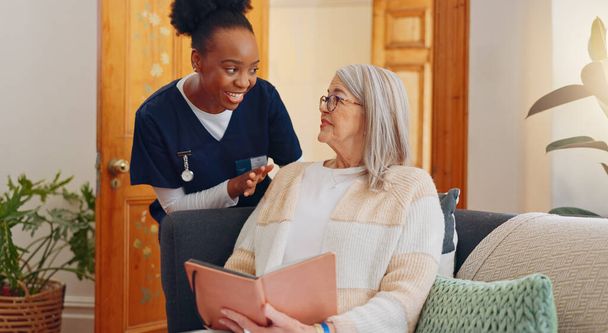 Tablet, hemşire ve yaşlı kadın kanepede kontrol listesi konsültasyon araştırması için not defteri okuyor. Bond, sağlık ve Afrikalı kadın bakıcı yaşlı hastalara bakkal alışveriş listesi mektubu yazıyorlar. - Fotoğraf, Görsel