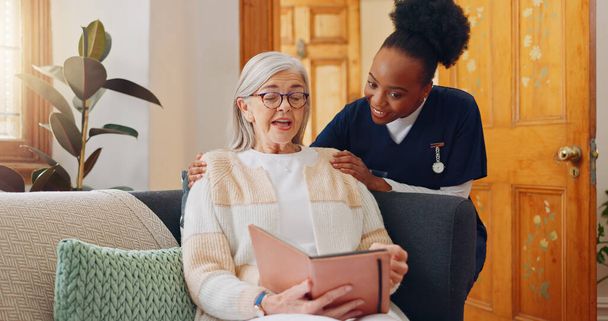 Мбаппе, медсестра и пожилая женщина на диване читают тетрадь для проведения консультаций. Бонд, здравоохранение и африканская сиделка беседуют с пожилыми пациентками из продуктового списка. - Фото, изображение