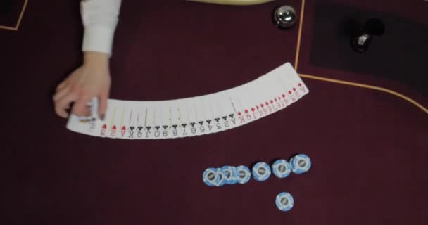 Mesa de Casino Poker con fichas y cartas, poca profundidad de campo - Metraje, vídeo