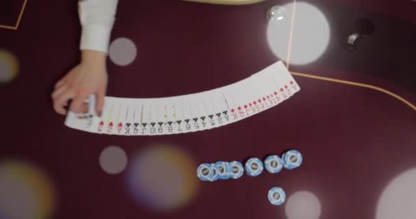 Mesa de Casino Poker con fichas y cartas, poca profundidad de campo - Imágenes, Vídeo