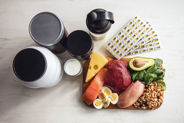 Botellas de nutrición deportiva y alimentos saludables que contienen mucha proteína para deportistas
 - Foto, imagen