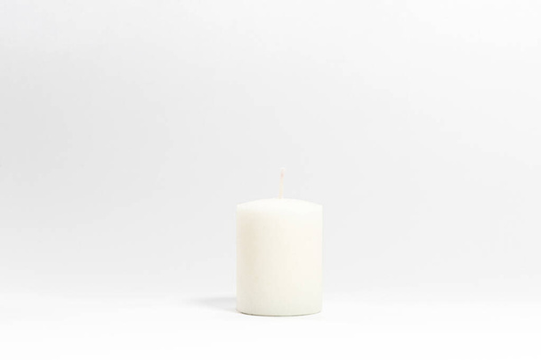 Маленька біла свічка ізольована на білому тлі. - Фото, зображення