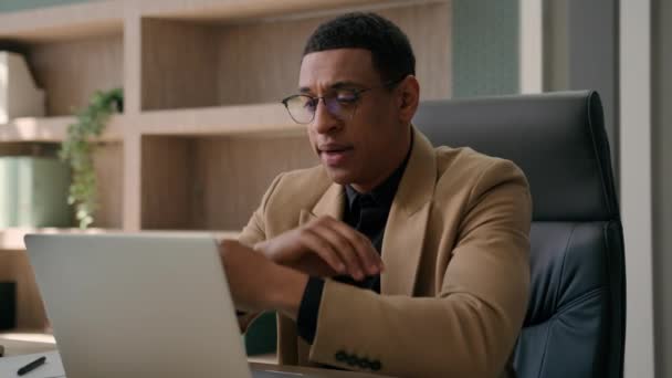 Ideges hangsúlyozta afroamerikai férfi negatív érzelem sikertelen üzleti projekt laptop kétségbeesett üzletember irodai munkás befektető vegye le szemüveg munka válság csőd aggódás hiba veszteség pénzügy - Felvétel, videó