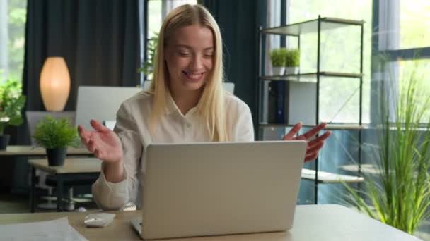 Kaukaska bizneswoman pracy zdalnej w biurze szczęśliwy śmiech biznes kobieta dziewczyna uśmiechnięta komunikacji online w mediach społecznościowych studiuje wpisując na laptopie komputer czytać dobre wiadomości śmiech - Materiał filmowy, wideo