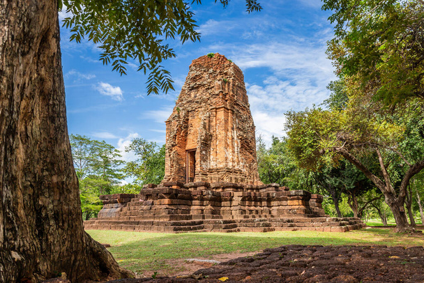 Phra Prang a Si Thep történelmi parkban Ez egy építészet a Dvaravati korszakban Phetchabun tartományban, Thaiföldön. - Fotó, kép