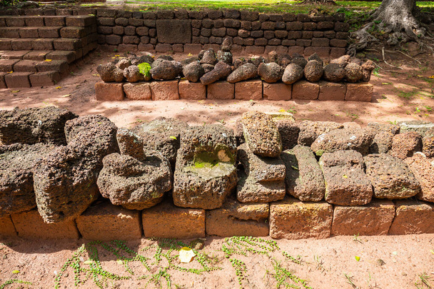 Πέτρα για την οικοδόμηση κάστρα στο Si Thep ιστορικό πάρκο Είναι μια αρχιτεκτονική στην περίοδο Dvaravati στην επαρχία Phetchabun, Ταϊλάνδη. - Φωτογραφία, εικόνα