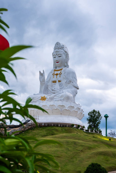 Grande statue de Kuan Yin au temple Huai Pla Kang, Chiang Rai, Thaïlande - Photo, image